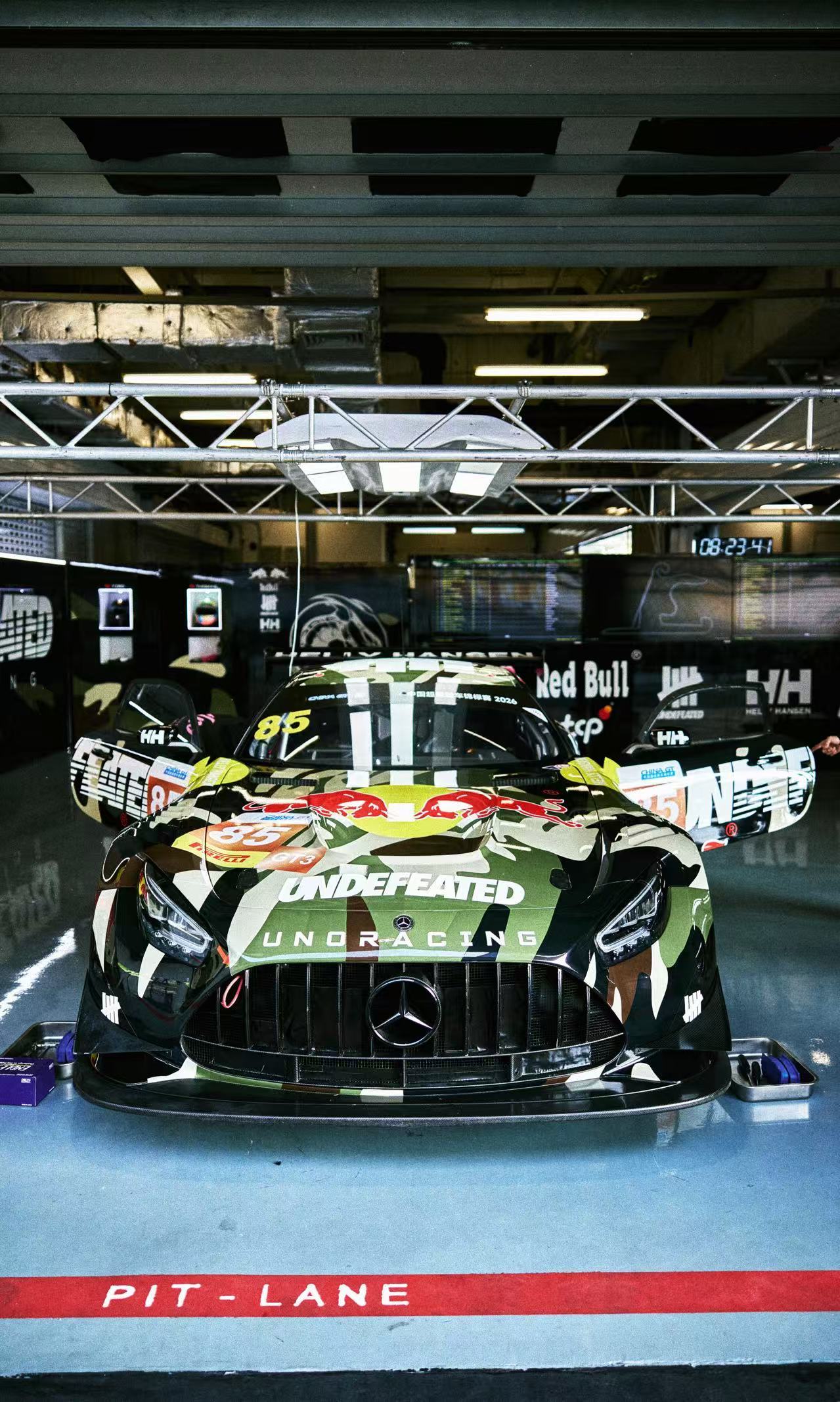 王一博驾驶UNDEFEATED涂装85号赛车出战ChinaGT