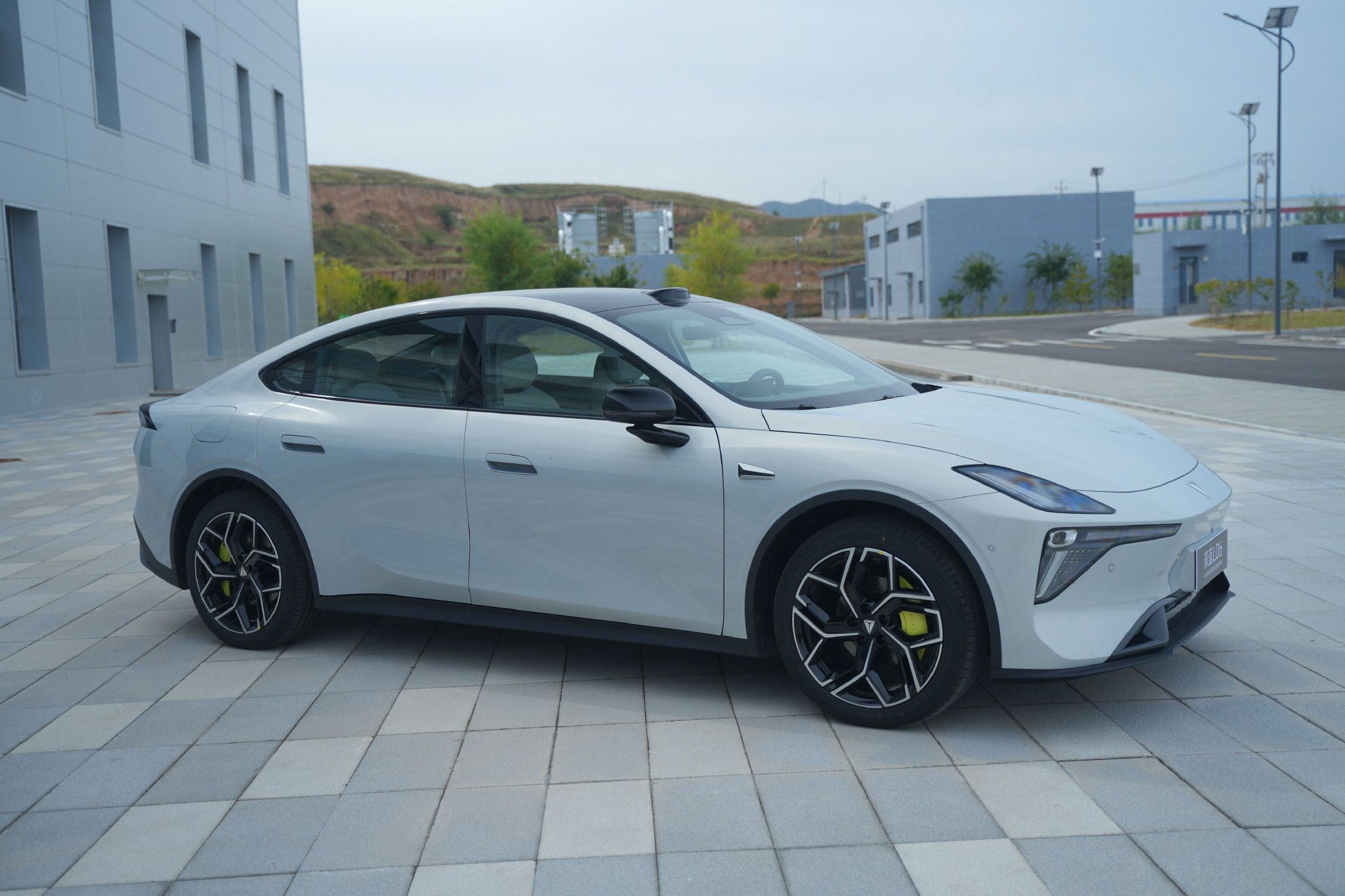 国产深蓝L06搭载法拉利同款磁流变悬架，20万享300万级驾控