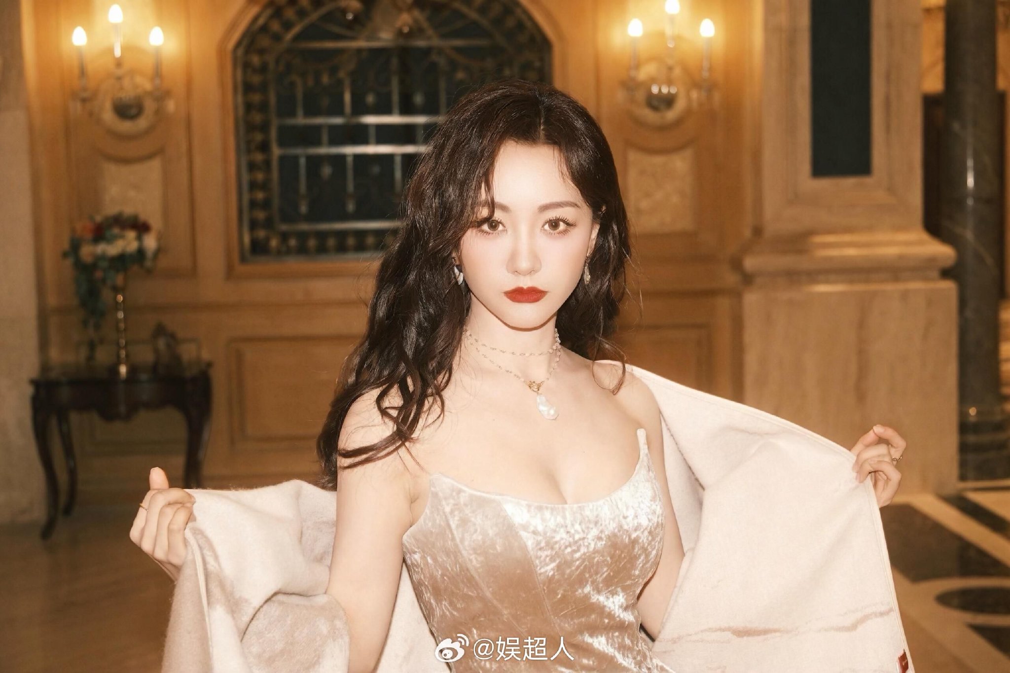 杨蓉红唇微卷发造型尽显成熟魅力