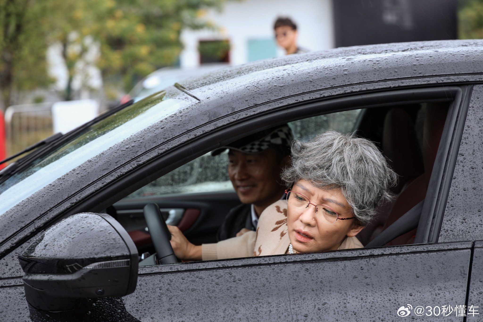 银发奶奶驾驶奥迪A5L Sportback上演赛道漂移