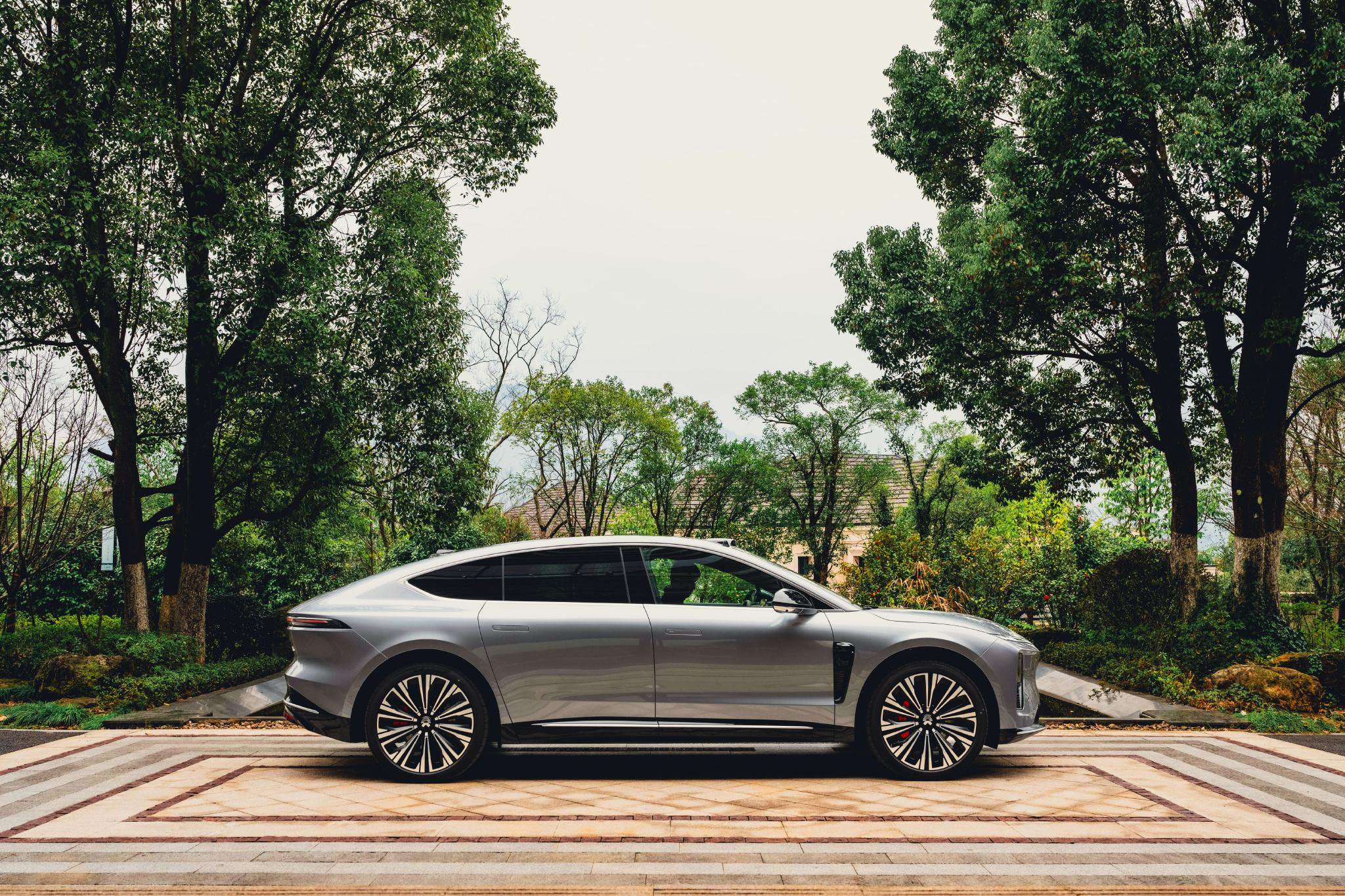 蔚来ET9搭载天行智能底盘，1毫秒响应速度重塑驾乘体验