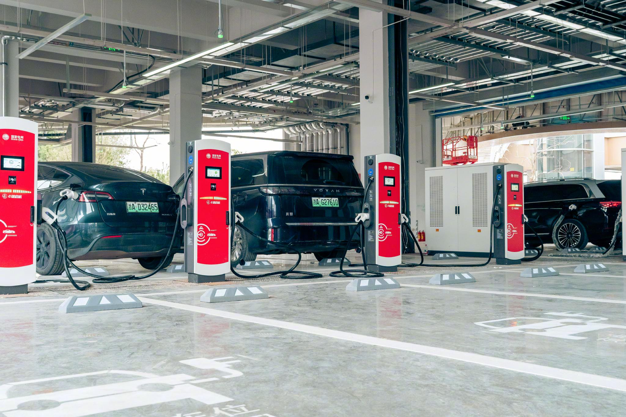 全国最大高速超充站投运，春运电车充电不再难