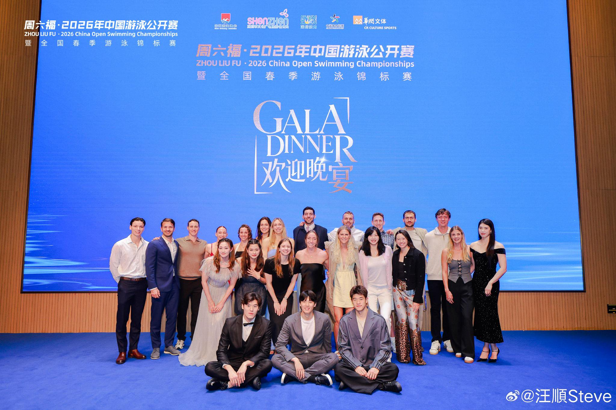 汪顺晒中国游泳公开赛图集，指导小选手获崇拜目光