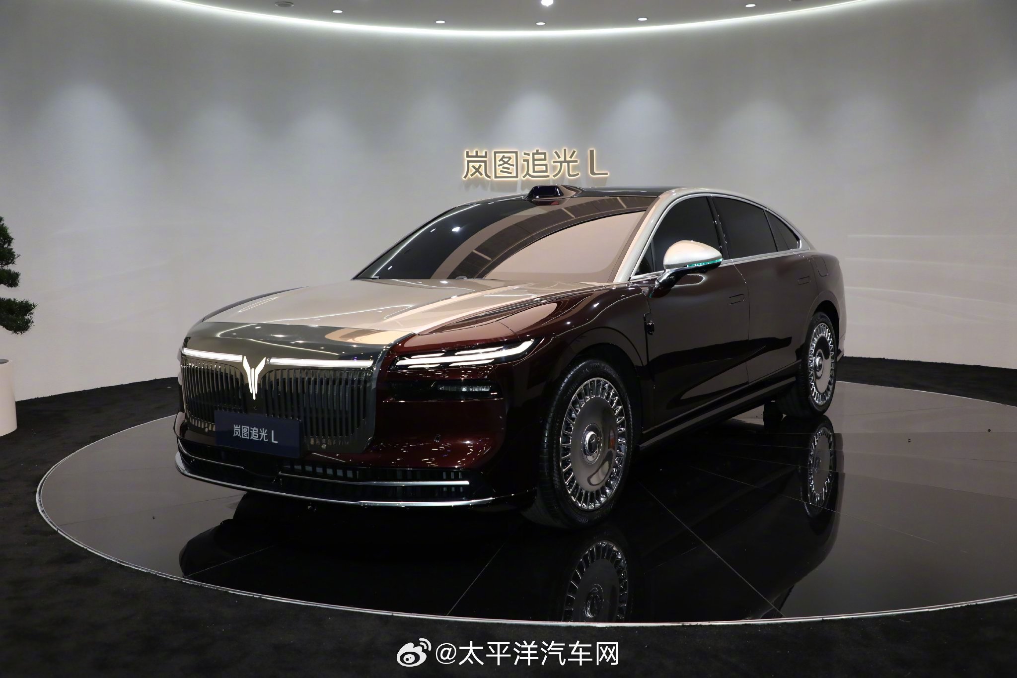 岚图追光L成都车展上市，搭载华为智驾与鸿蒙座舱