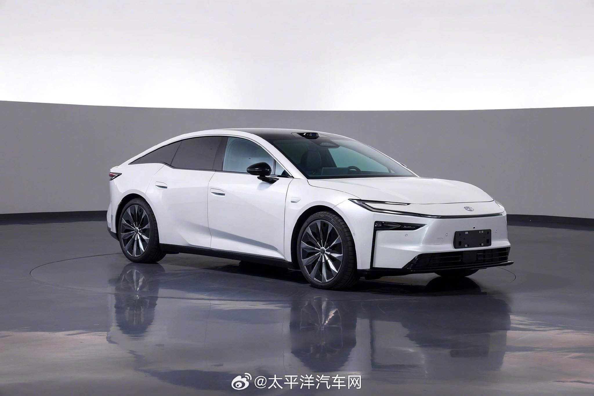 丰田华为合作铂智7曝光，中大型纯电轿车搭载华为电机鸿蒙座舱