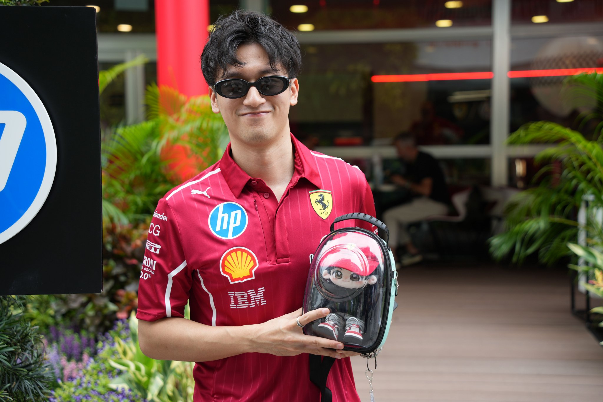 中国车迷赠礼周冠宇，2025F1新加坡大奖赛