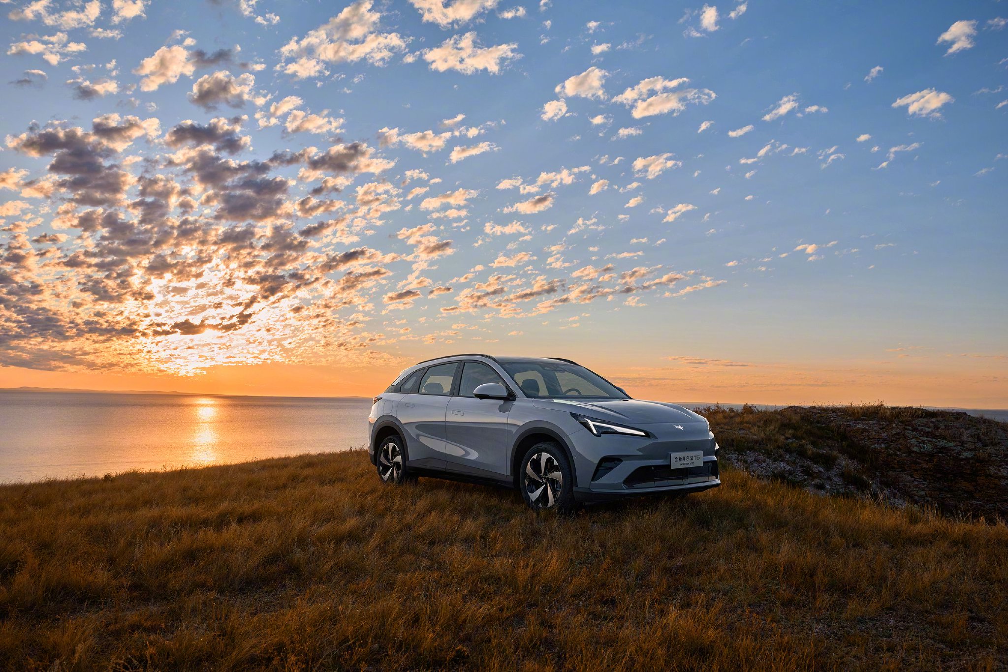 极狐阿尔法T5上市，增程版综合续航1215km、纯电版最高705km