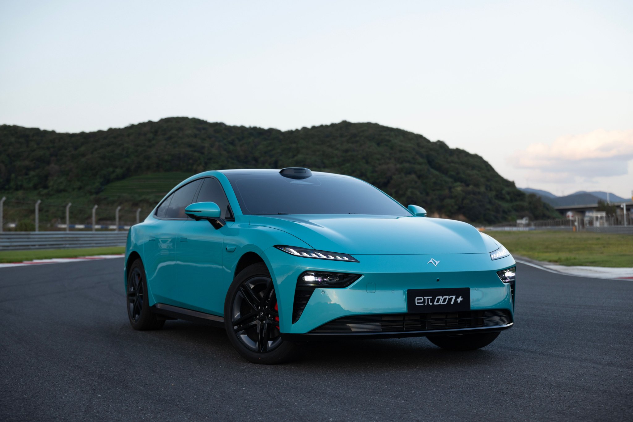 东风奕派eπ007+上市，标配激光雷达四驱轿跑