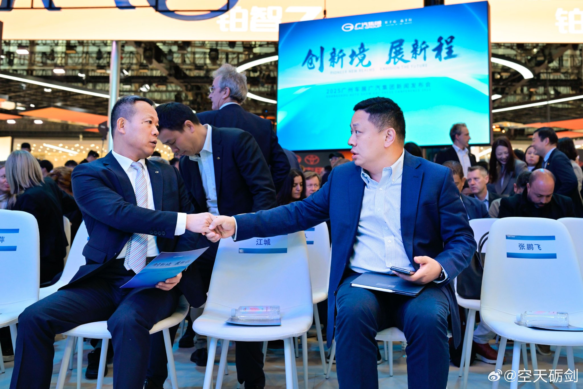 启境CEO刘嘉铭车展期间穿梭各展台学习