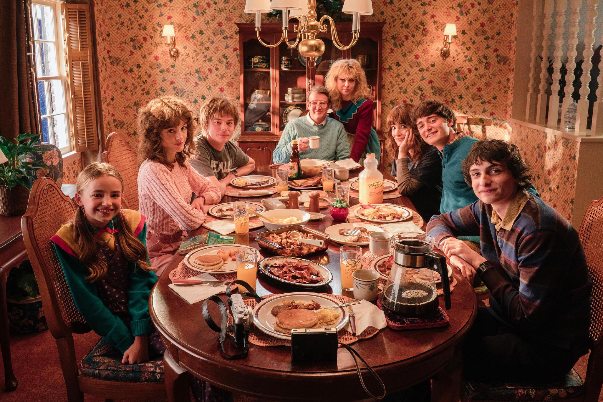 《怪奇物语》第五季曝感恩节剧照,主角聚餐画面温馨