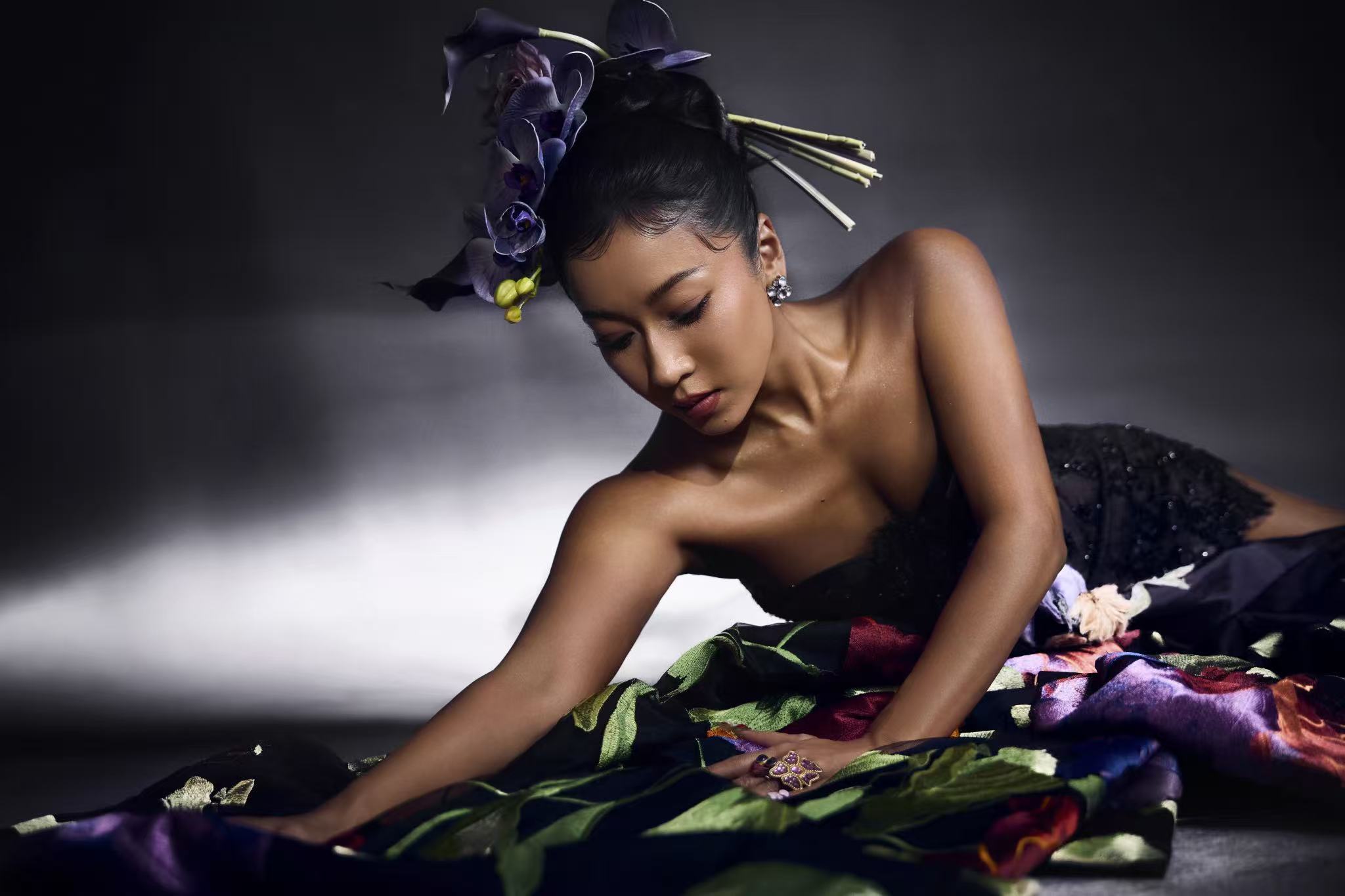 吉克隽逸回应露肤度高争议，呼吁尊重女性穿衣自由