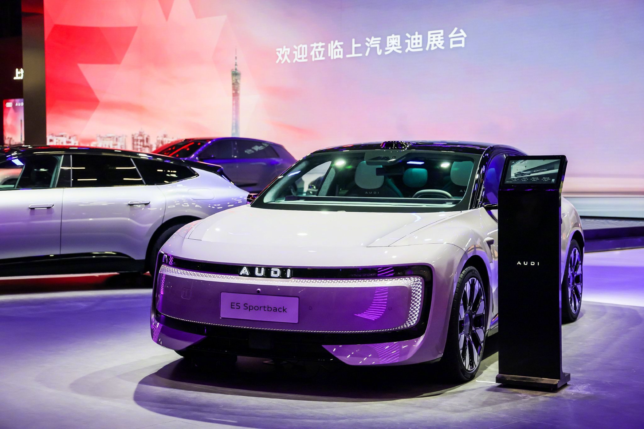 奥迪E5 Sportback紫色星河车身配电子后视镜亮相