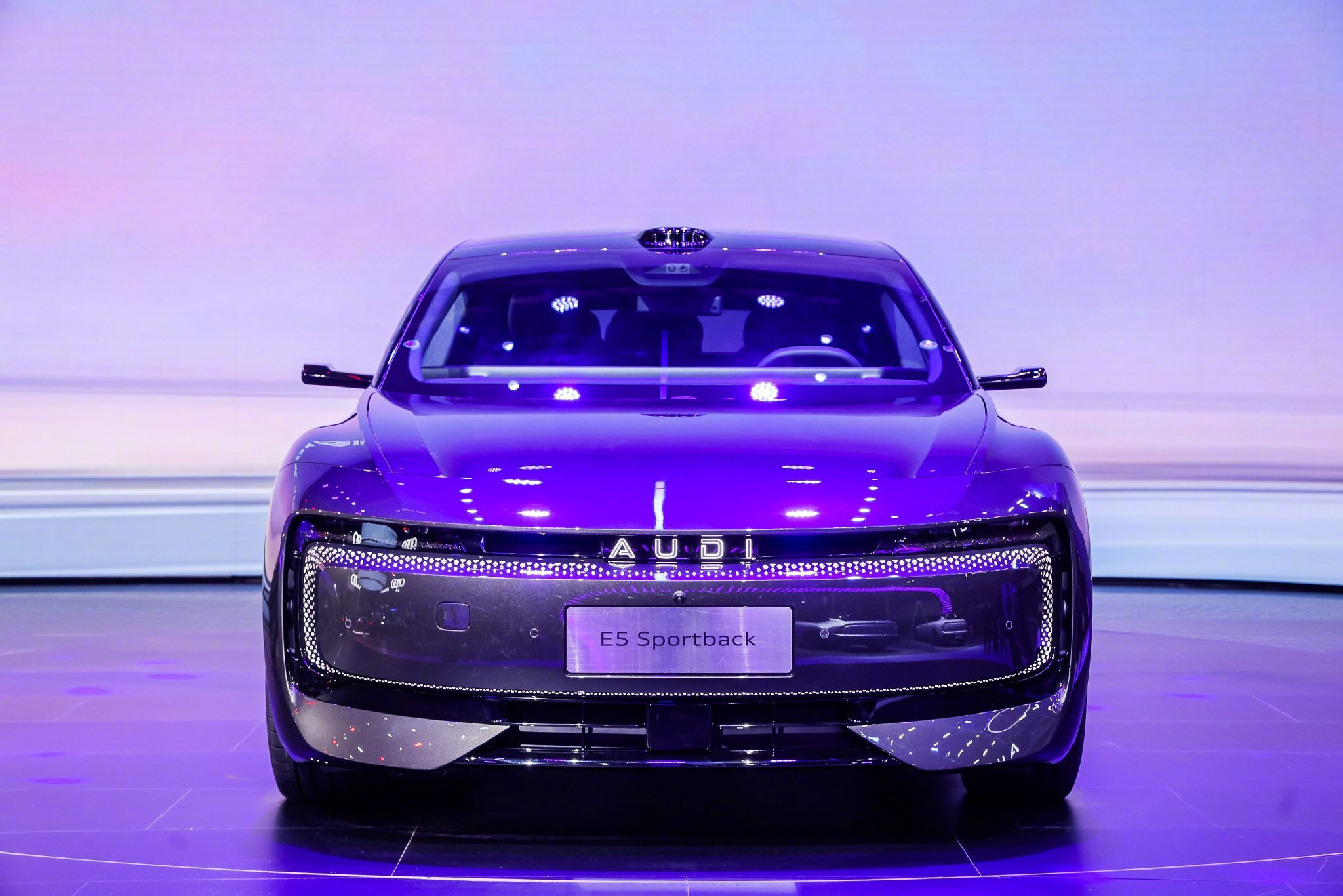 奥迪E5 Sportback亮相，流动车漆与溜背造型刷新电动车设计