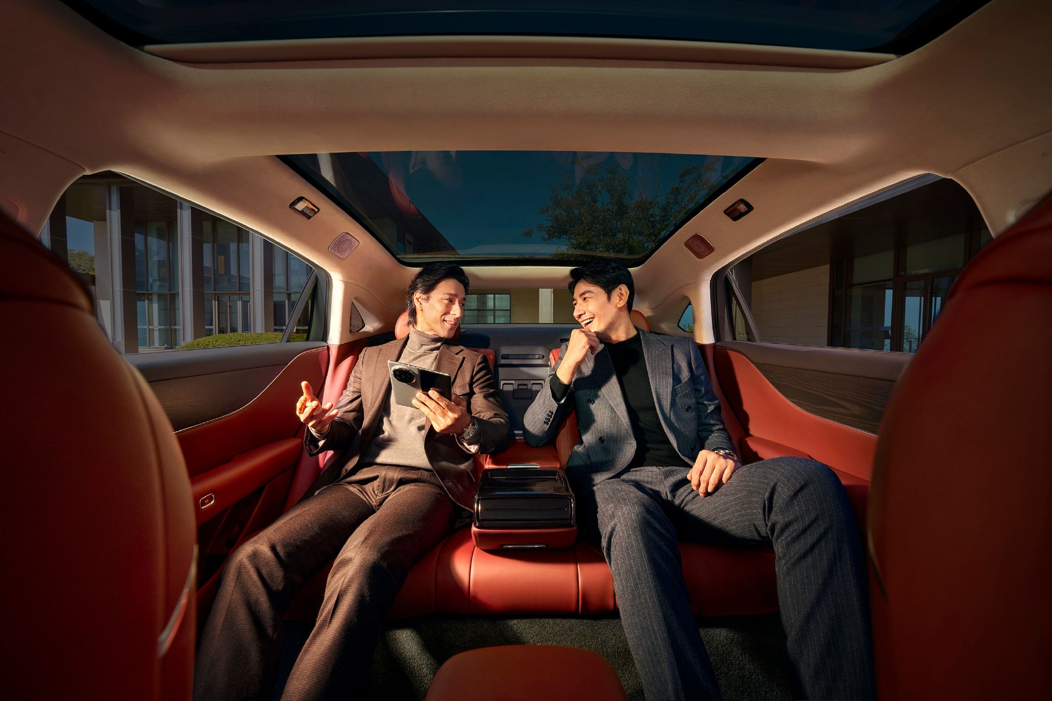 岚图追光L上市，27.99万起搭载华为智驾与鸿蒙座舱