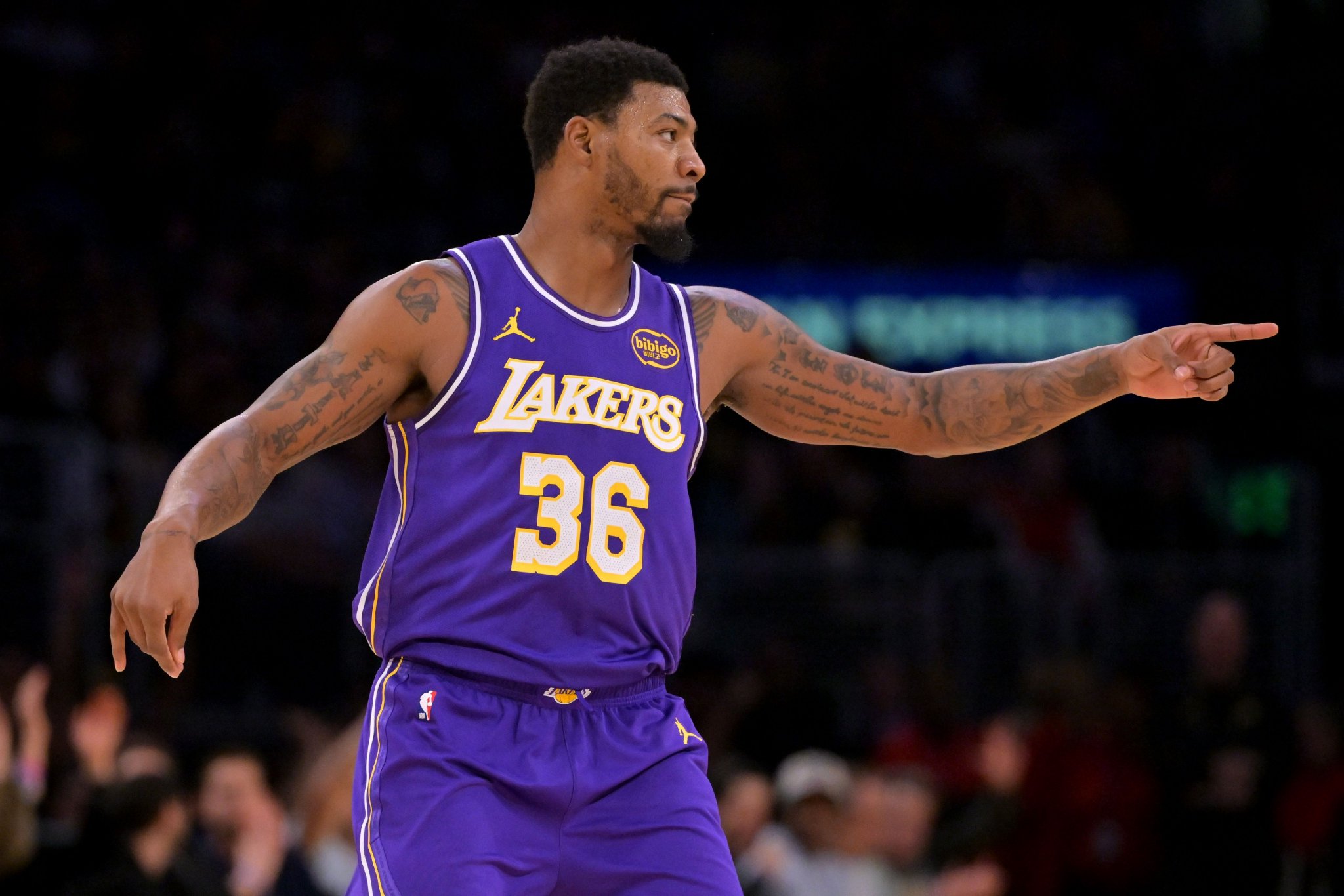 斯玛特造伦纳德进攻犯规后，如何在关键时刻重塑了比赛的防守格局？