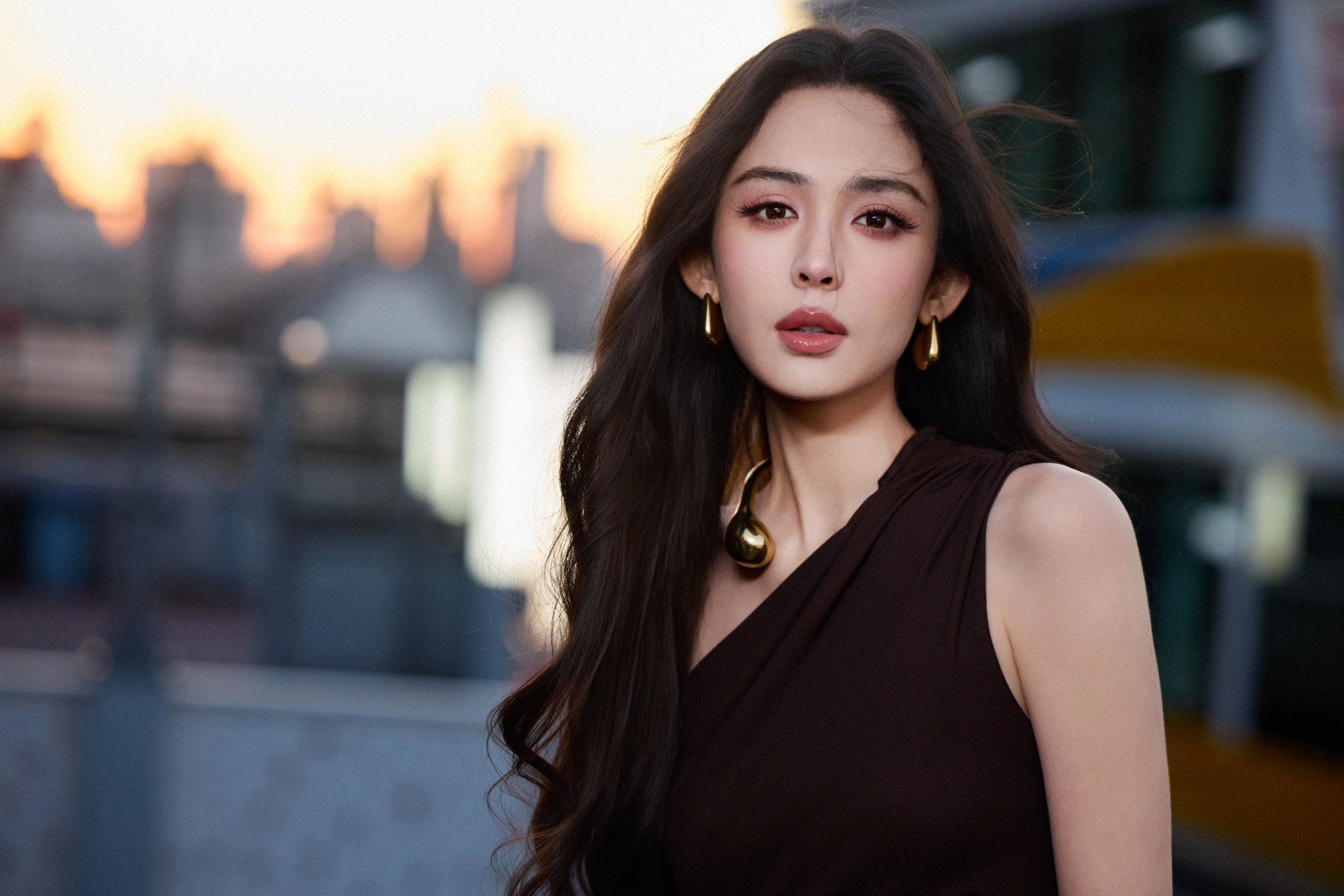 古力娜扎深棕裙装亮相，暮色中展露高级感