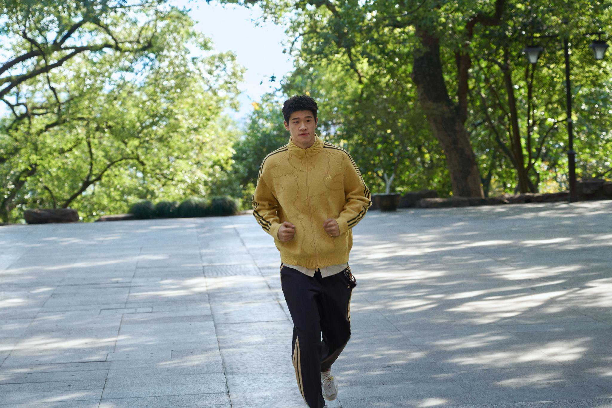 adidas携潘展乐马思纯等推出马年运动系列，诠释奔腾精神