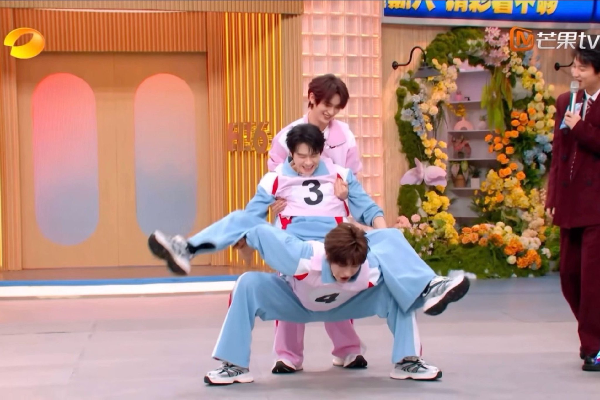 魏大勋跪地演火箭引热议