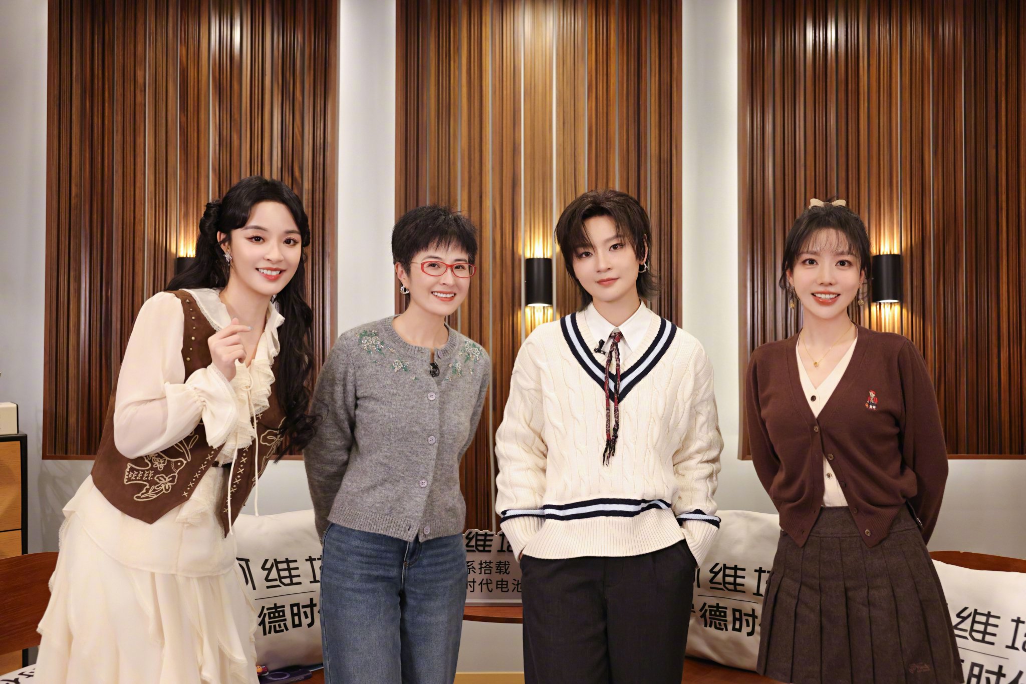 周笔畅做客湖南卫视《背后》，与张泉灵李莎旻子畅谈自我坚持