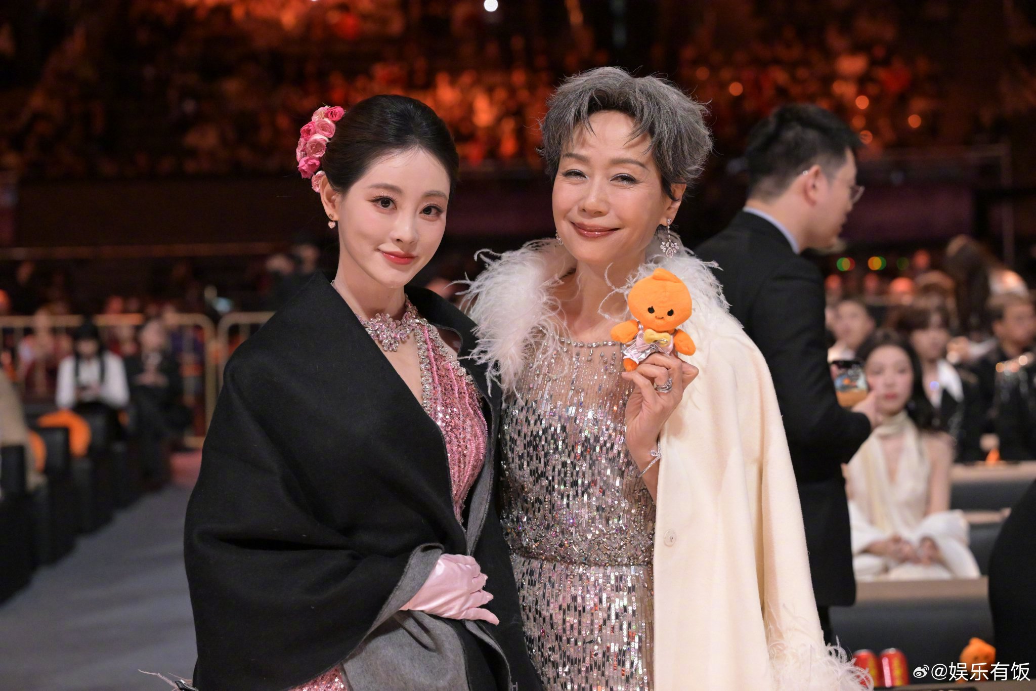 叶童祝绪丹微博之夜内场拥抱