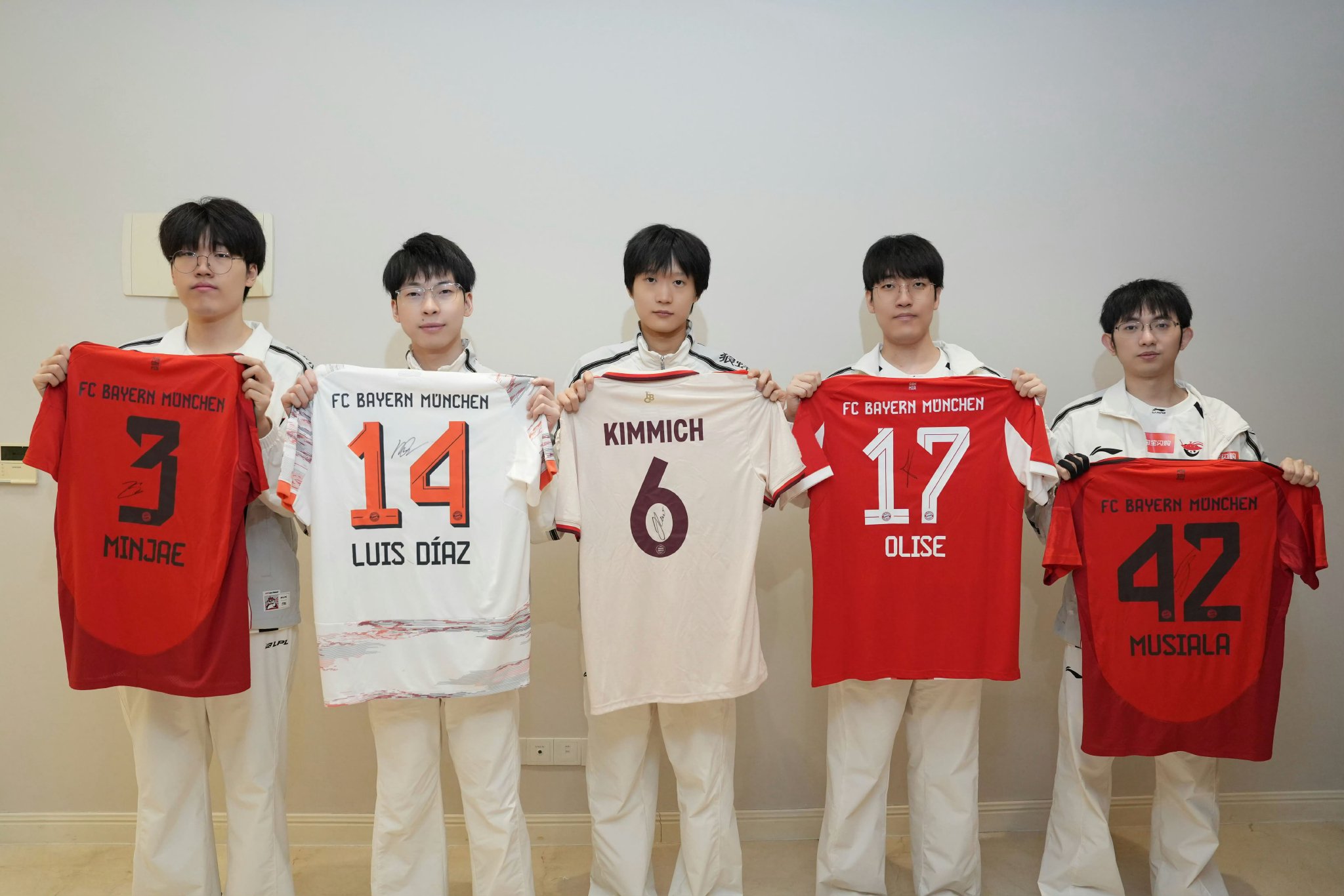 AL战队获拜仁马年礼物，双方互赠祝福