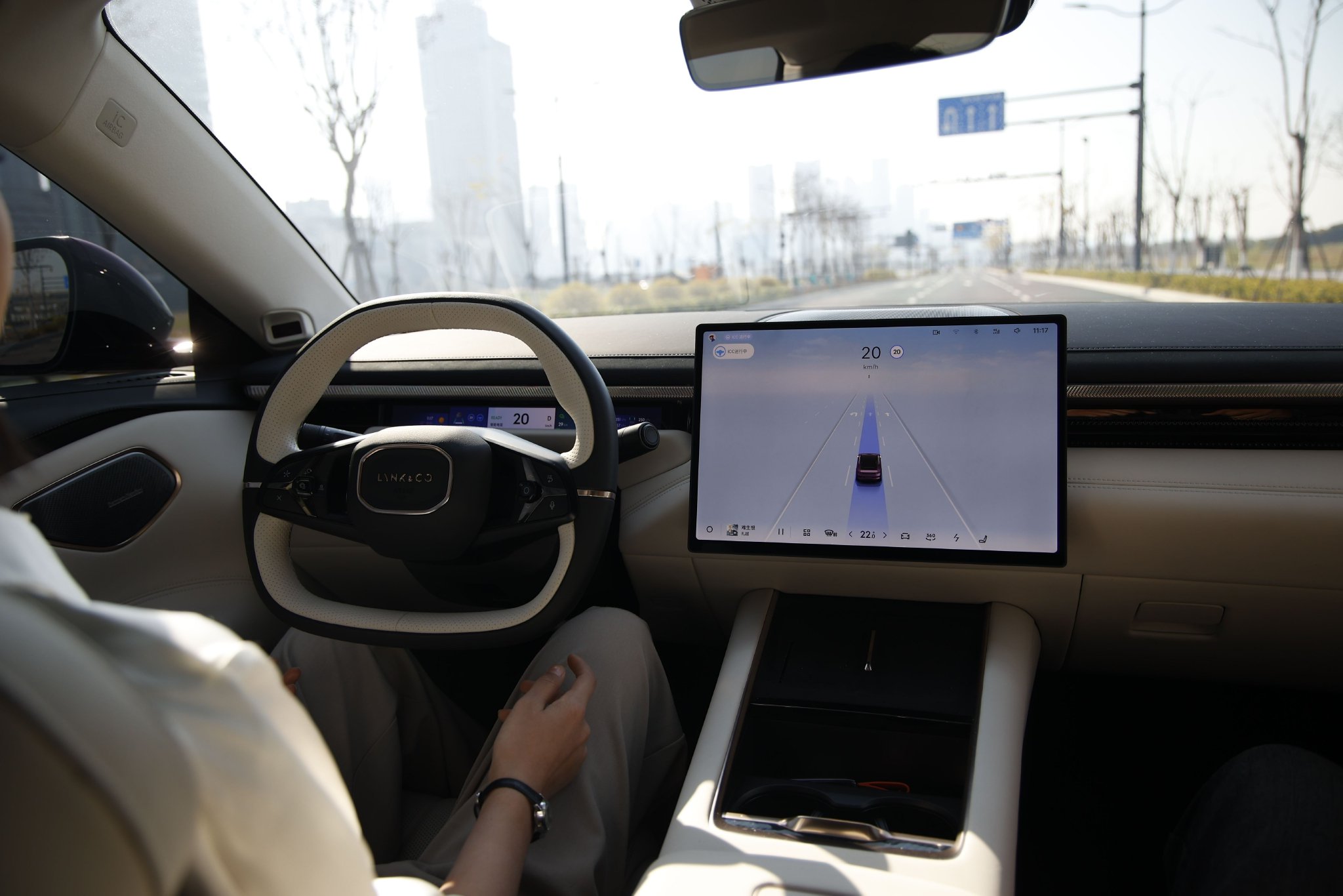 领克EM-P智能科技让春节返乡路满载欢声笑语