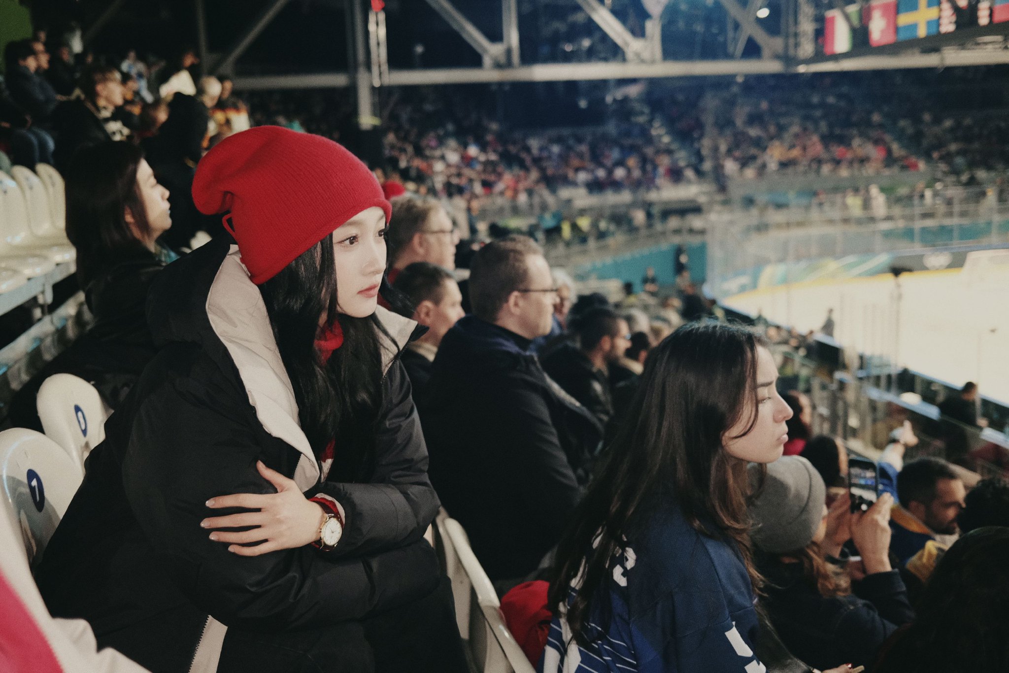 关晓彤冬奥会随拍穿红装亮相