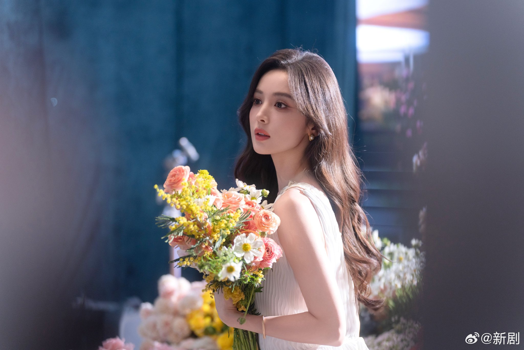 娜扎白色亮片裙回眸惊艳，手捧鲜花笑靥如画