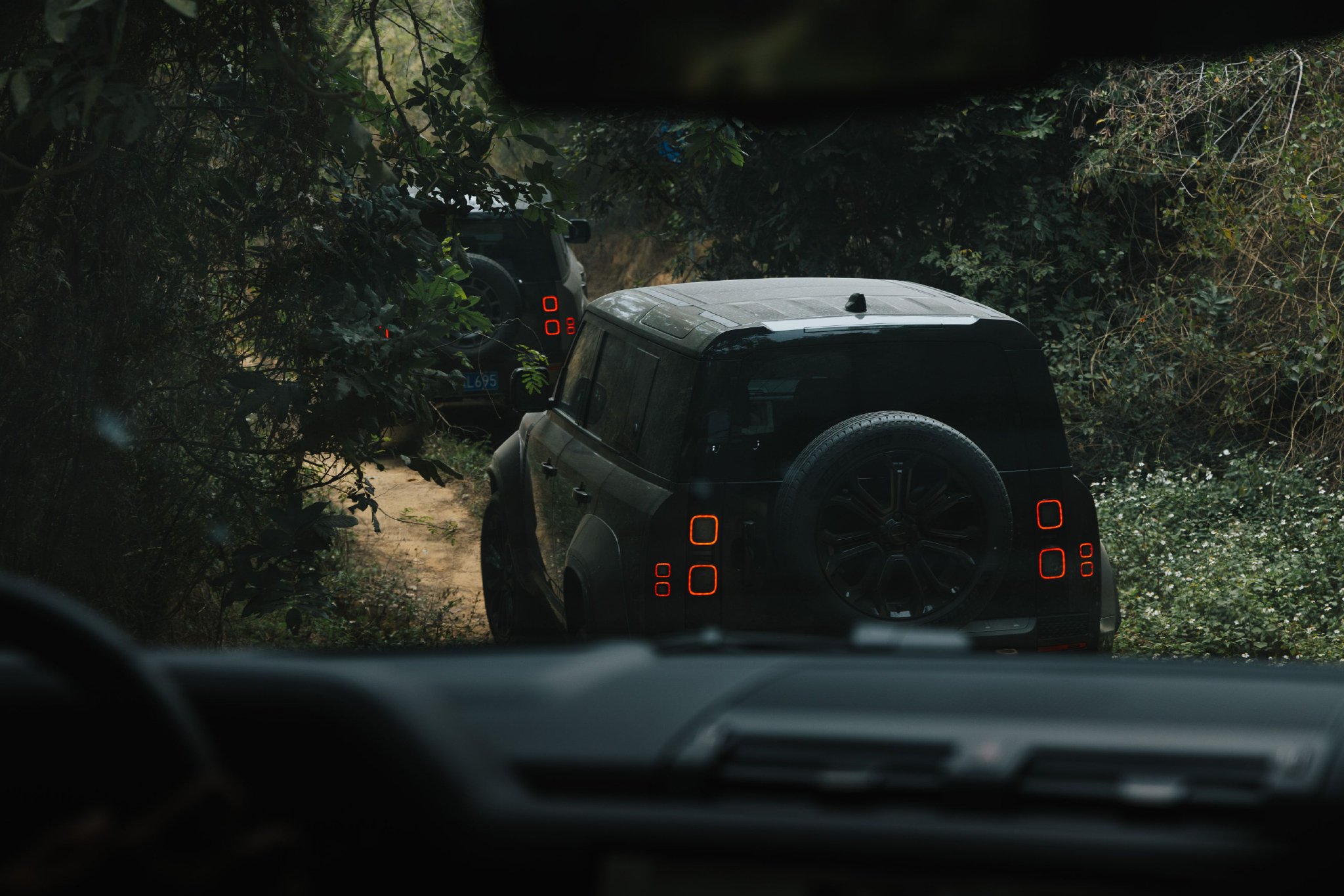 路虎卫士OCTA穿越车型亮相，造型硬朗帅气