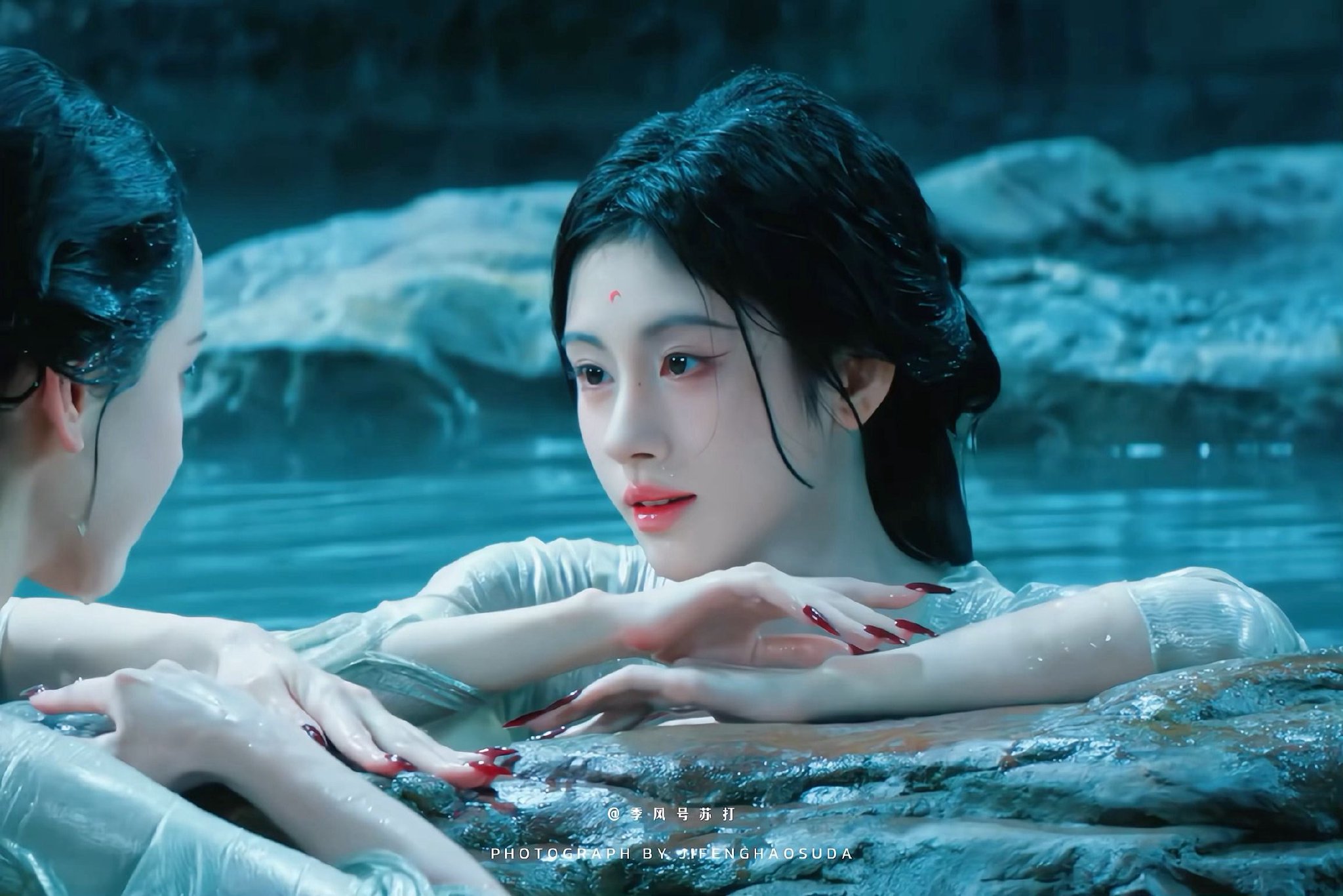 鞠婧祎露芜衣造型灵动妩媚引关注
