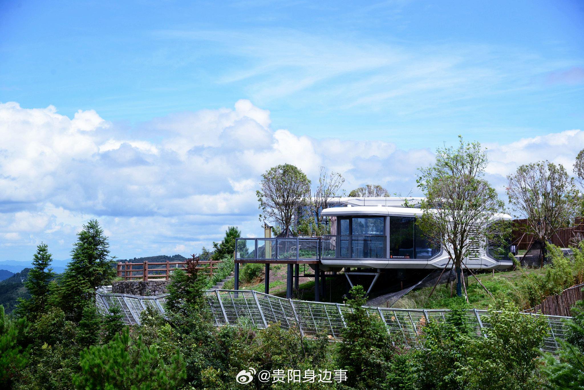 贵阳高坡太空舱悬崖酒店开业，坐拥云海落霞奇观