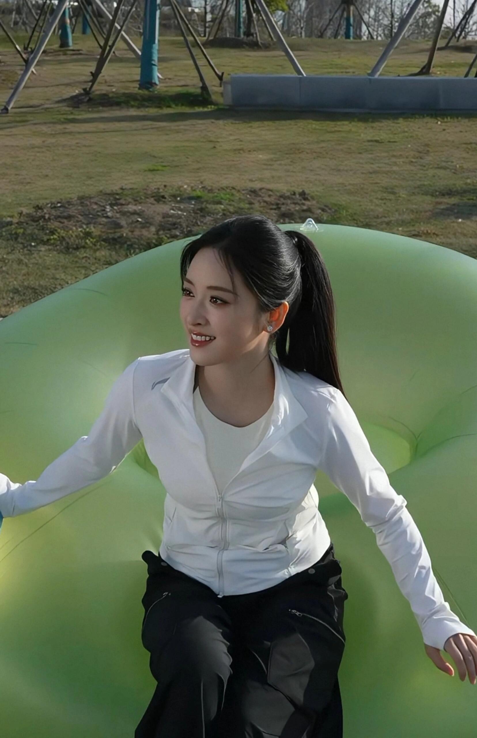 沈月高马尾造型青春活力十足