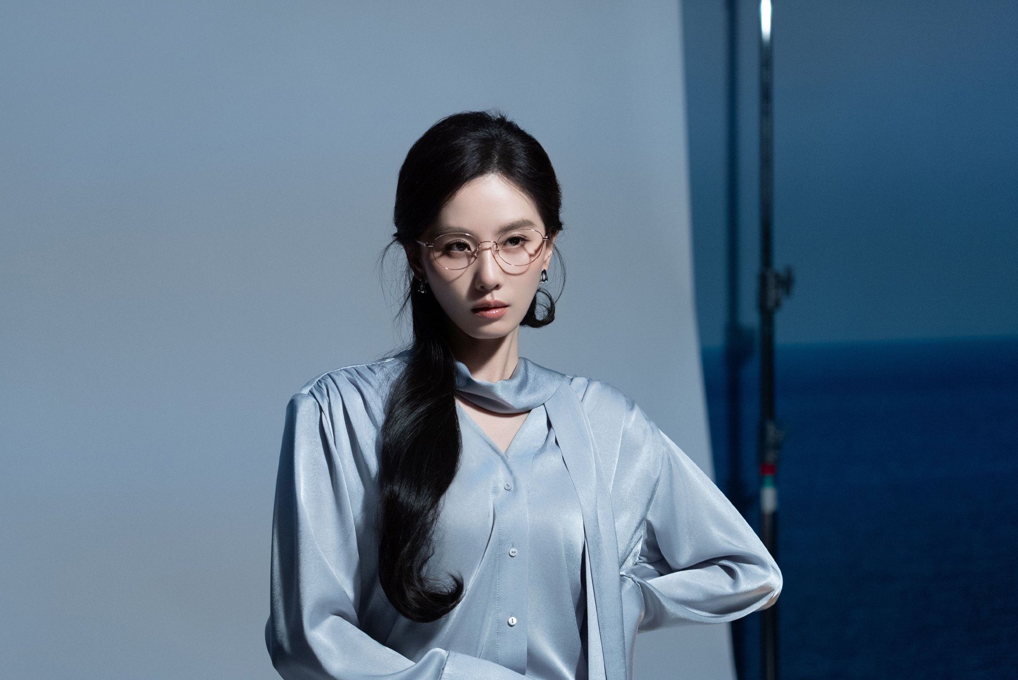 刘诗诗眼镜造型花絮照曝光