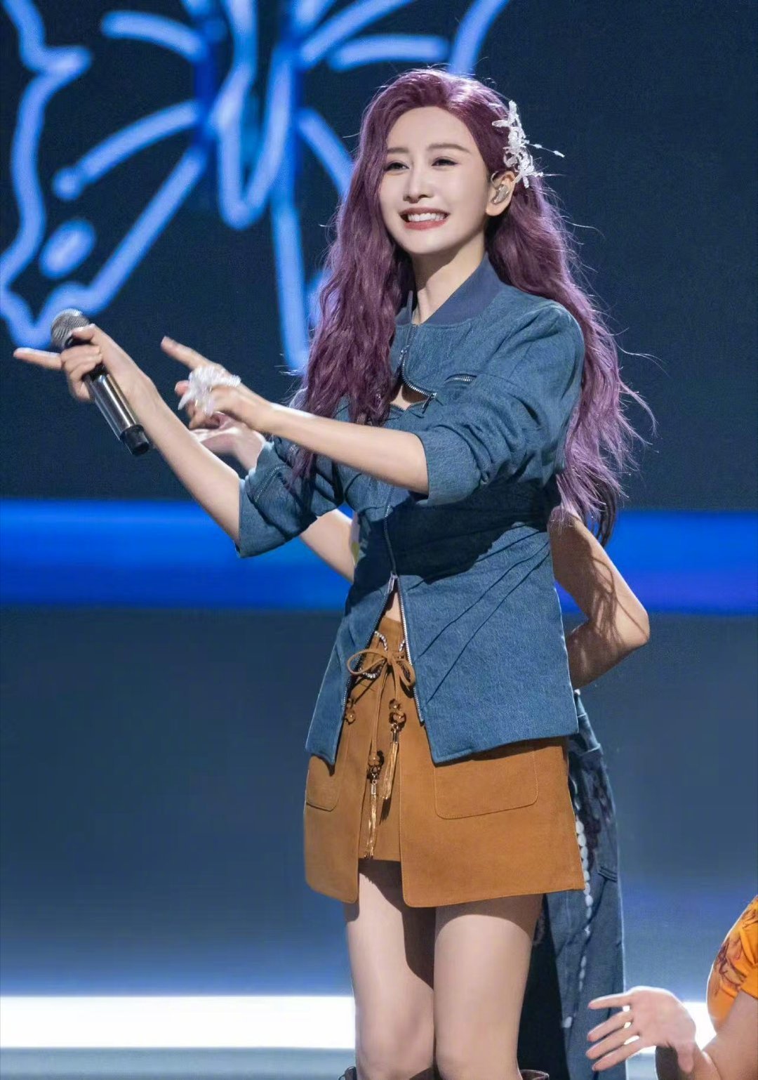 王鸥回归芒果大侦探舞台，献唱化蝶飞高山低谷惊艳全场