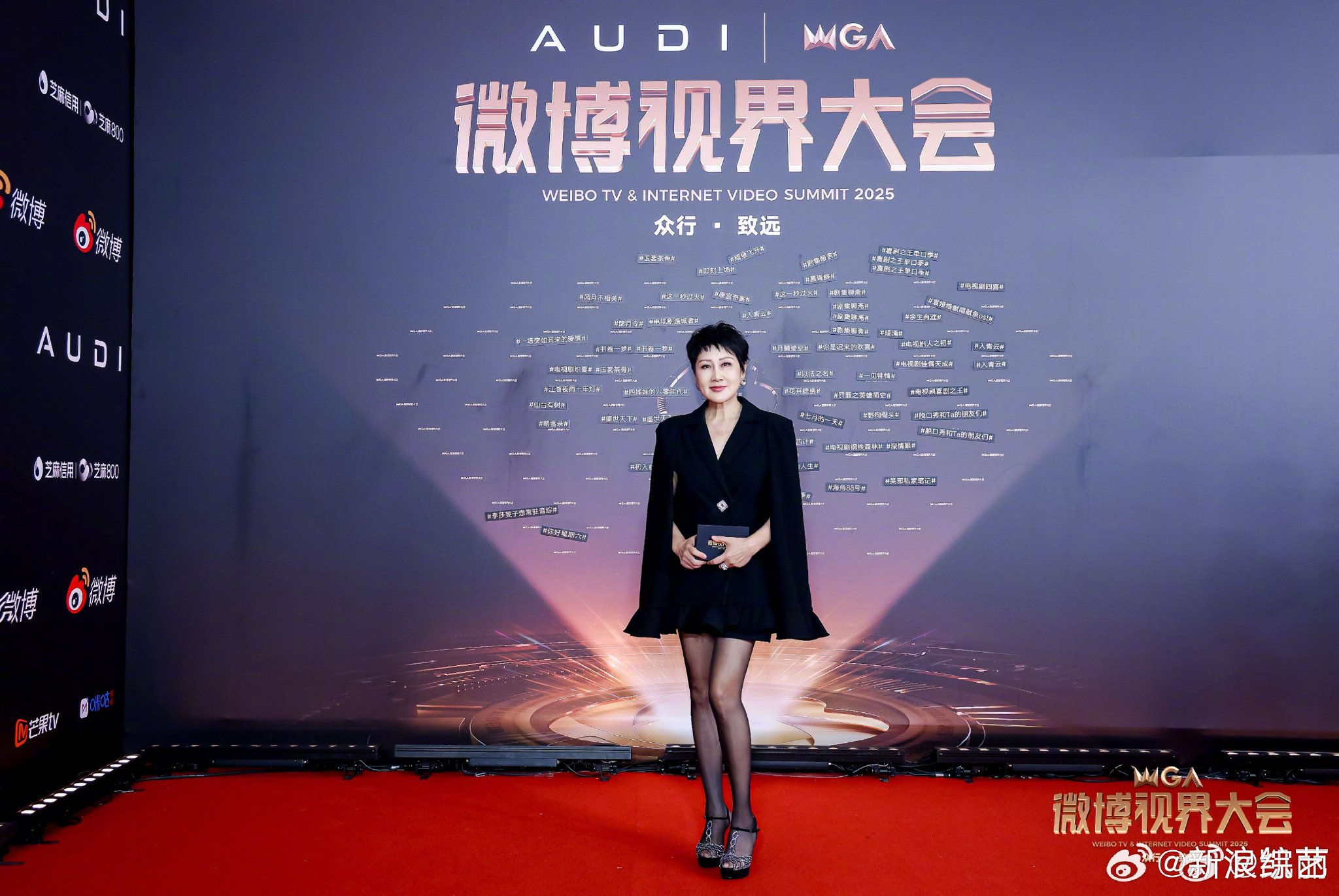 张凯丽回应63岁穿黑丝称年龄阻挡不了追求美