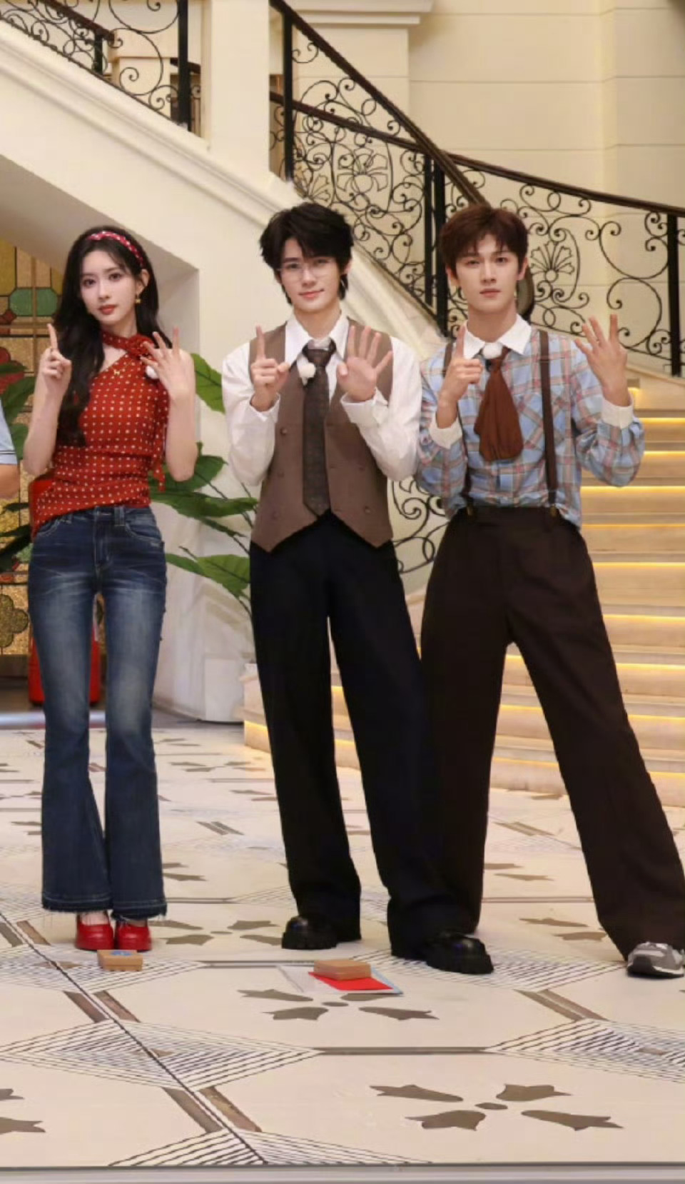 跑男新季张真源再站孟子义李昀锐中间