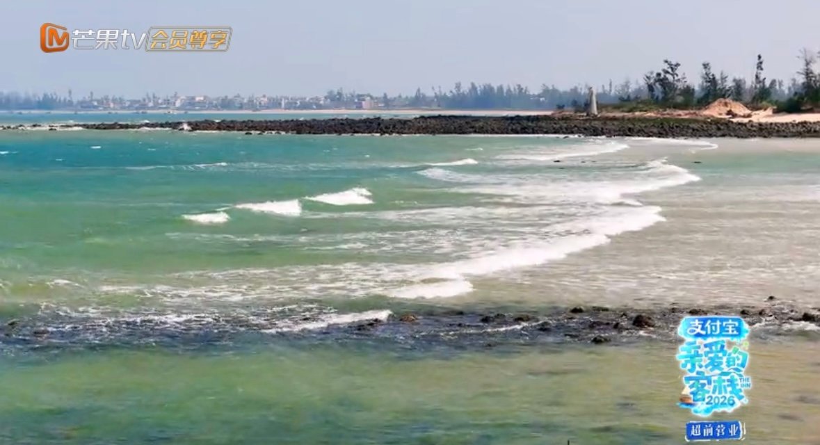 王鹤棣与兄弟海边夜聊画面温馨