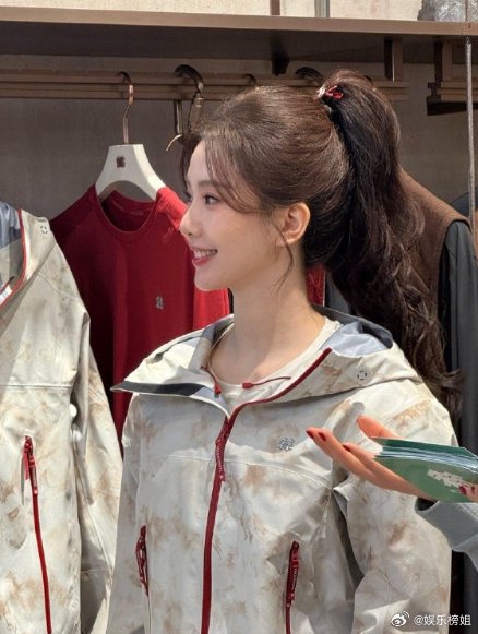 刘诗诗高马尾造型亮相深圳活动