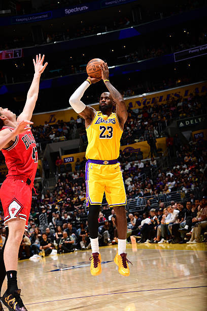 詹姆斯湖人三分破千，仅次于科比