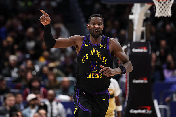 艾顿带伤出战，克内克特缺席今日比赛