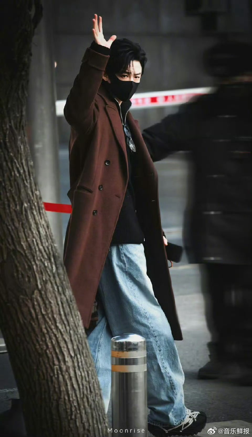 刘宇宁录制你好星期六，黑西装配皮手套造型贵气