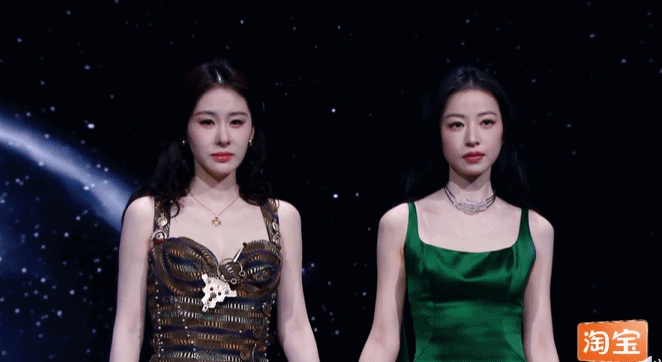 张碧晨周雨彤牵手亮相微博之夜红毯