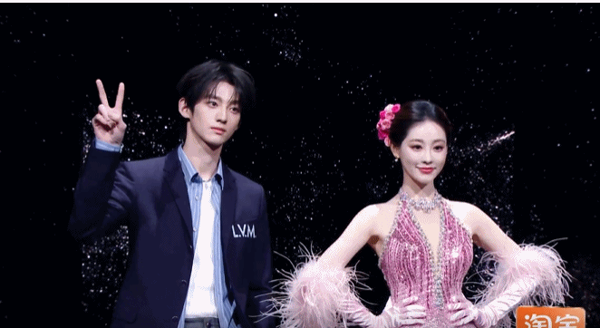 赖伟明祝绪丹合体亮相微博之夜红毯