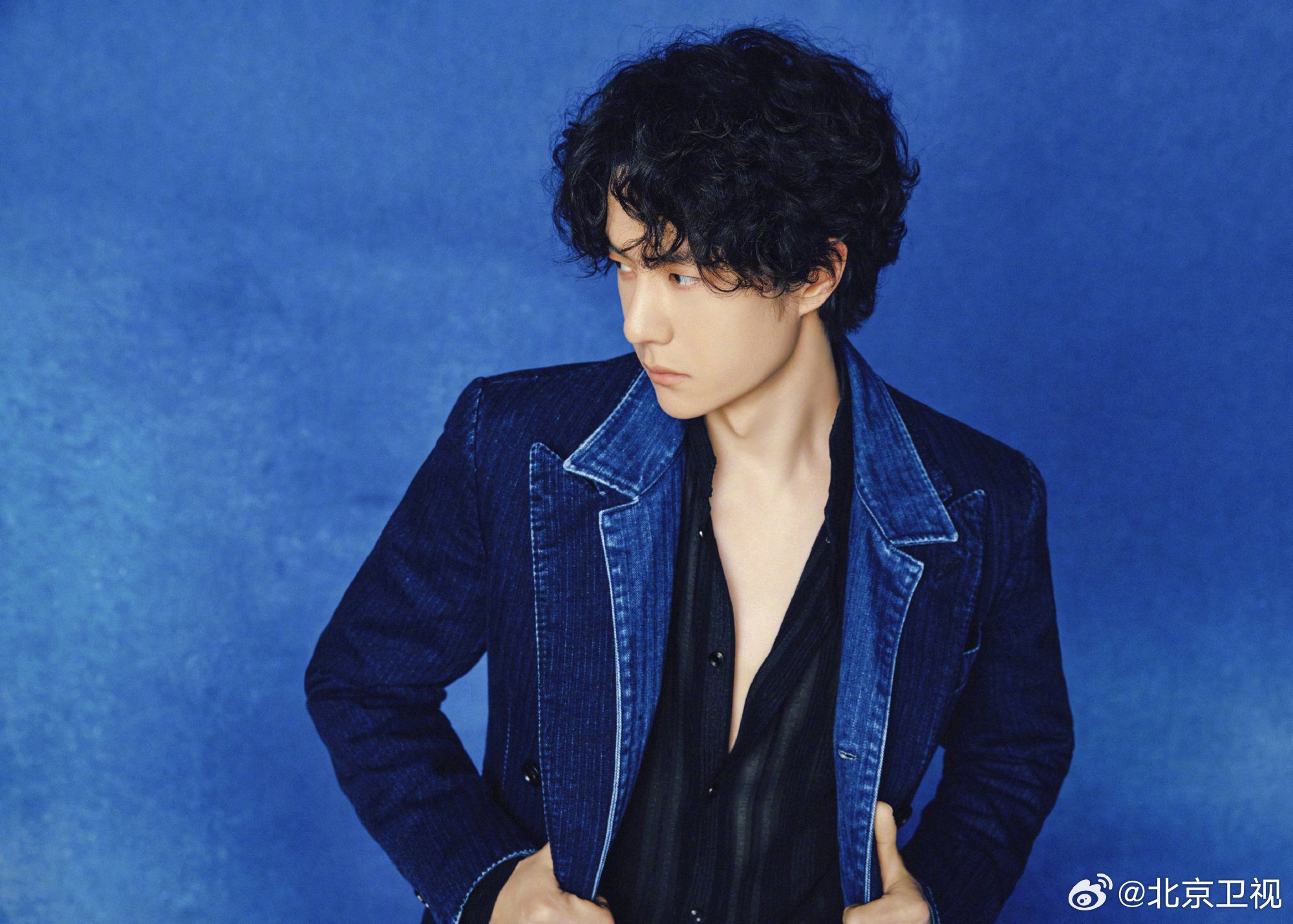 王一博雾蓝卷毛造型大片曝光，演绎蓝调浪漫