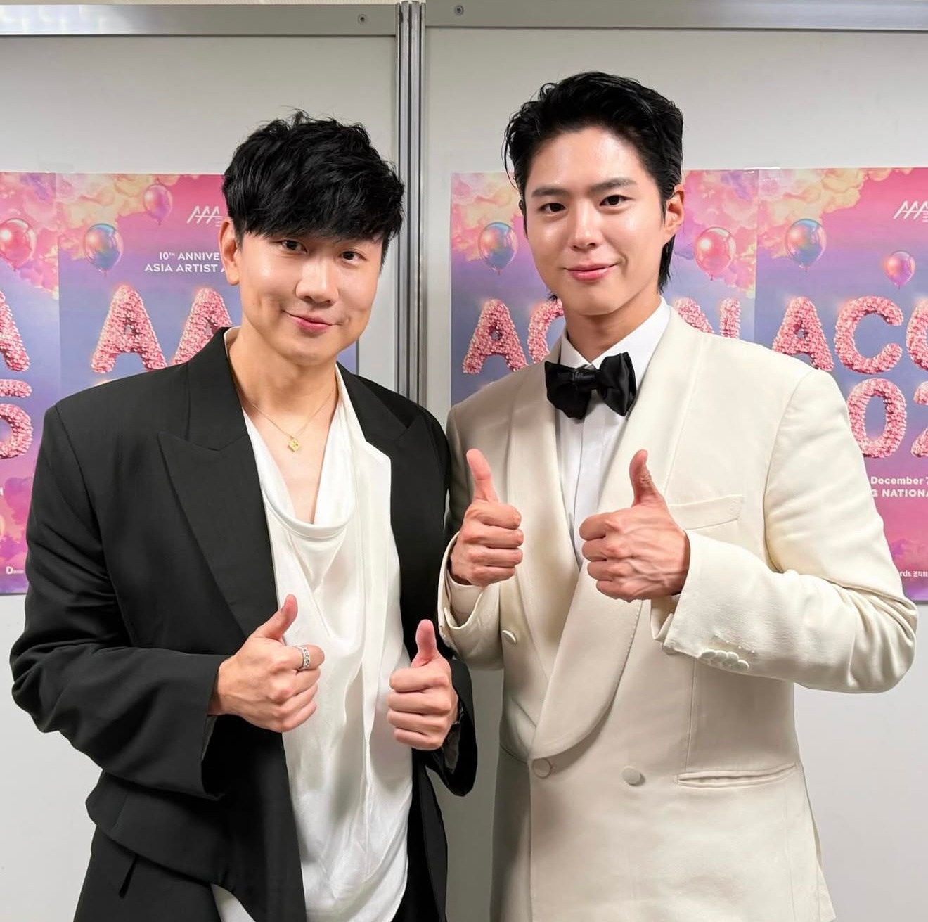 林俊杰晒与朴宝剑后台合照