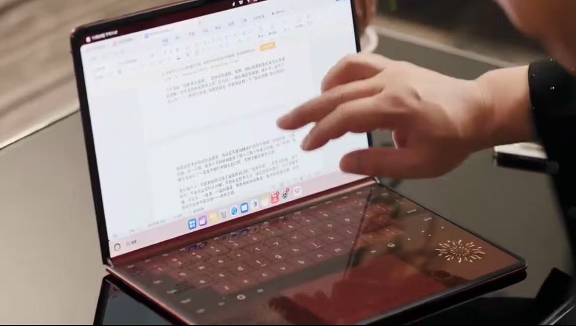 黄渤使用鸿蒙折叠电脑亮相《狂想之城》，新增烟花特效获赞