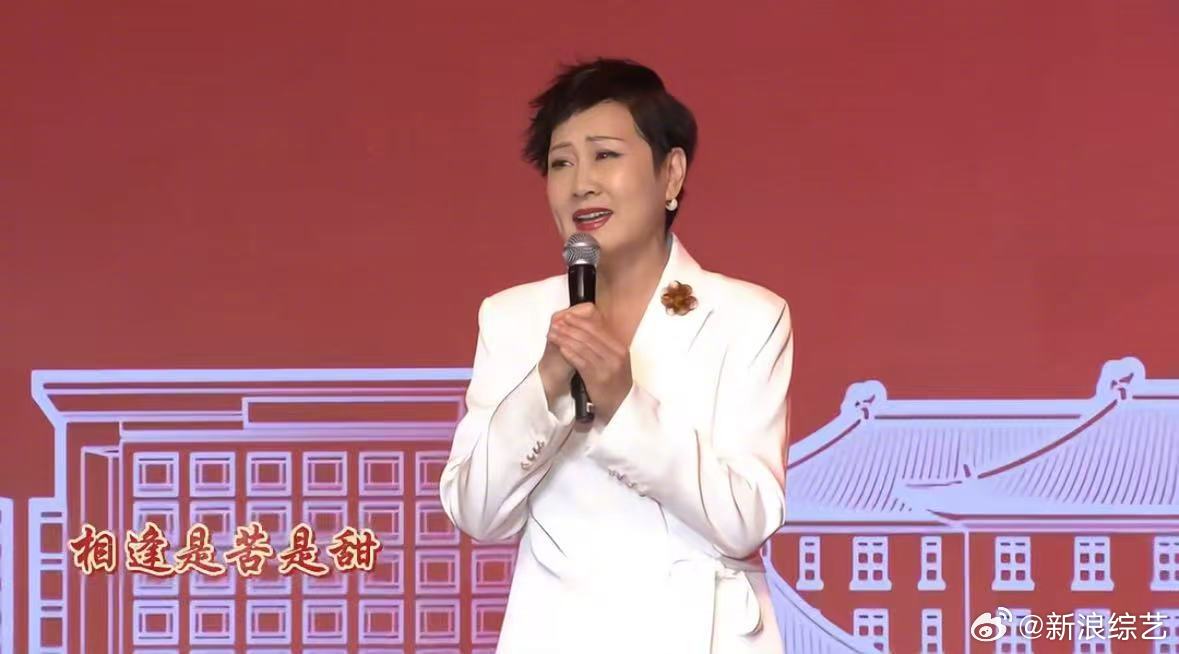 张凯丽63岁亮相北京台春晚，仪态满分笑容治愈