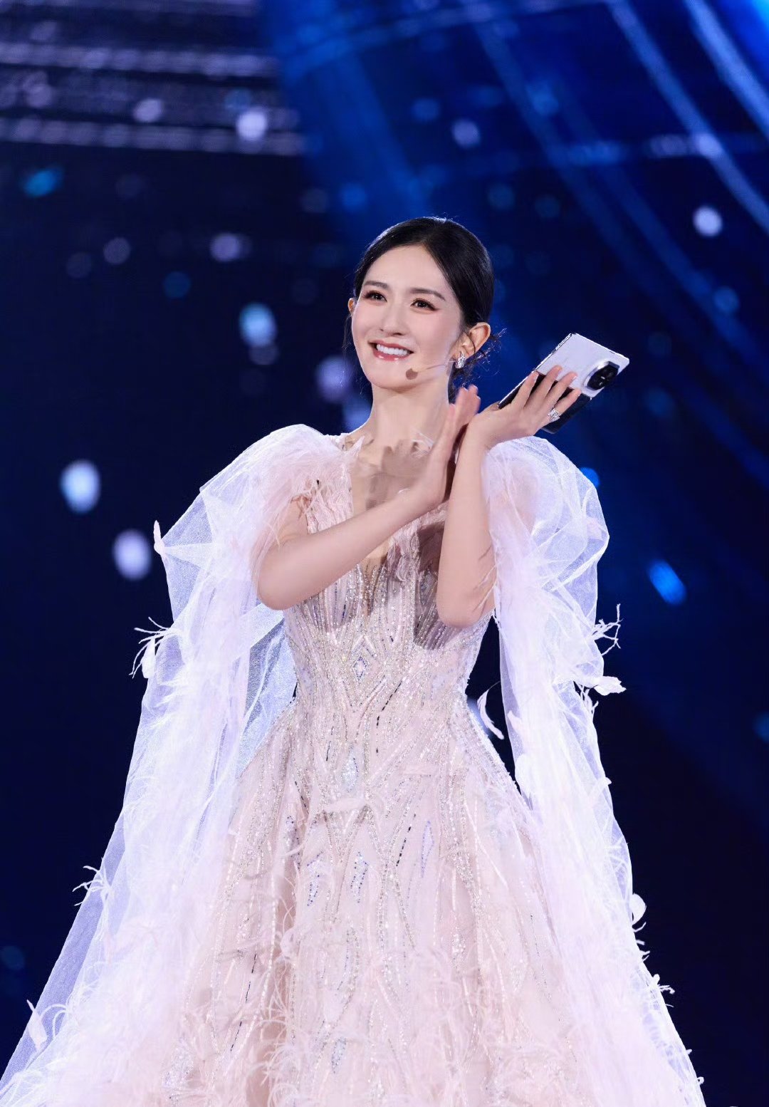 谢娜主持手卡设计帅气亮相惊艳全场