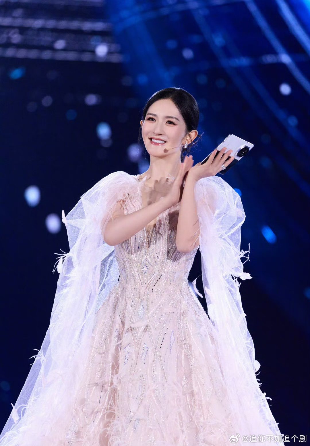 谢娜持时尚手卡亮相舞台，自信主持引观众陶醉