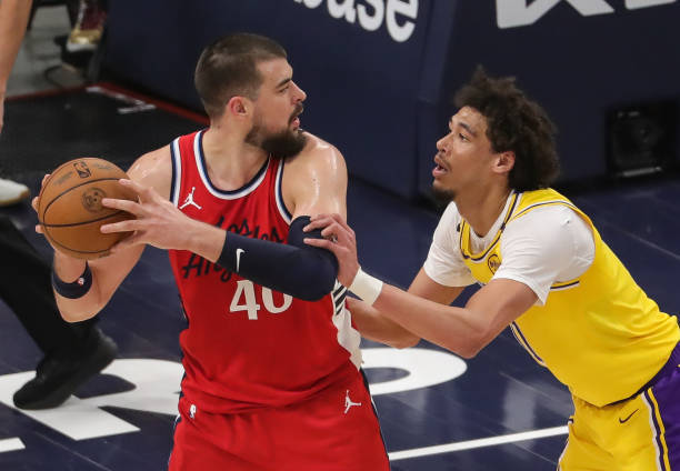 当艾顿缺阵，快船内线祖巴茨面临的正名之战将如何考验湖人新援海斯？